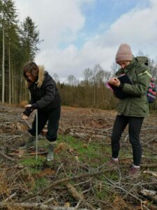 Victoria B und Victoria R, Praktikanten bei der SRFB, bei der Suche nach einem Grundstück für die Arboretums