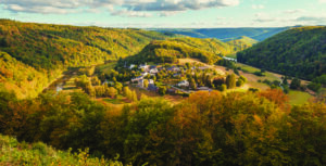 Waldlandschaft mit Dorf in seinem Zentrum